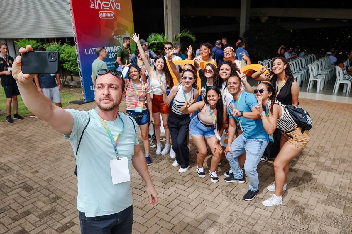Estudantes e visitantes em uma edição do Festival Iguassu Inova