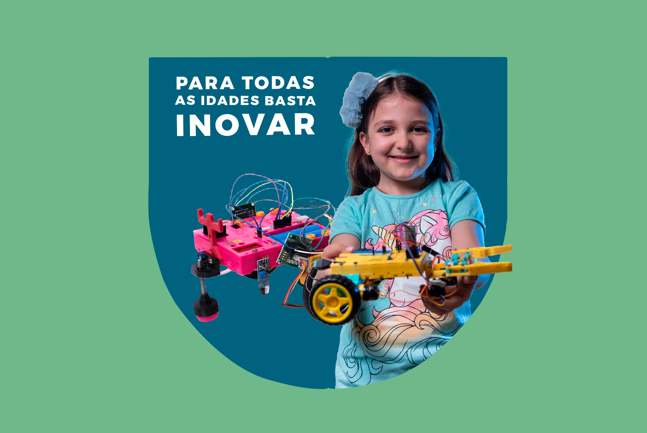 Menina mostrando robôs coloridos com a mensagem: para todas as idades, basta inovar