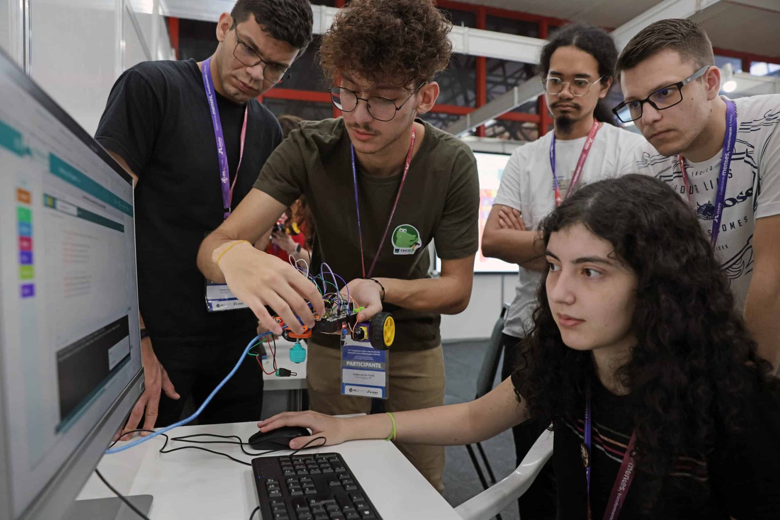 Jovens participando de uma atividade de robótica na Latinoware